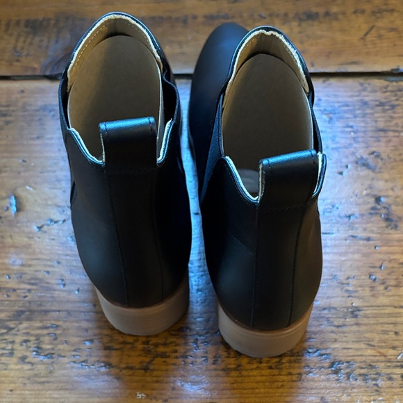 Nisolo Black Eva Everyday Chelsea Boot - Picture 4 of 8